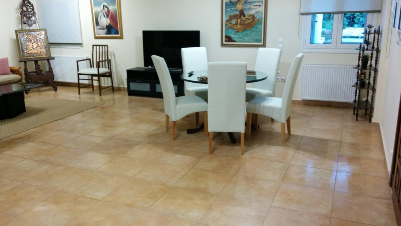 Lovely 2-Bedroom Apartment At Greek Riviera Vári Esterno foto