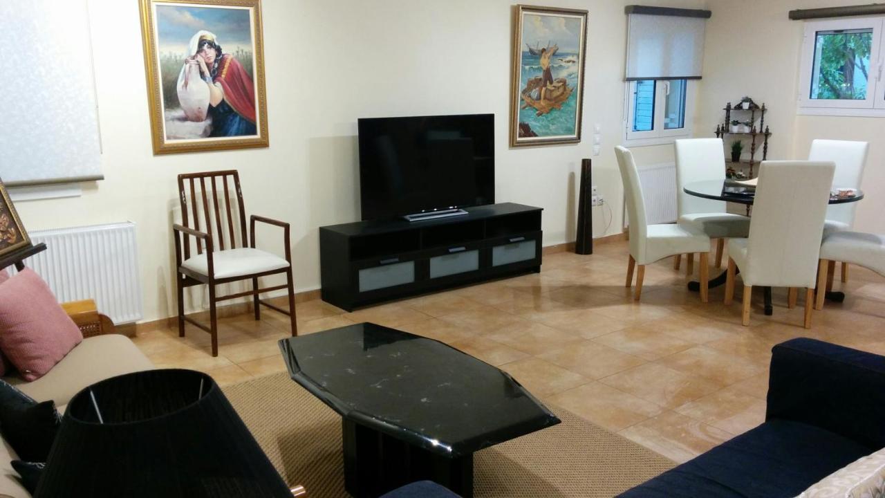 Lovely 2-Bedroom Apartment At Greek Riviera Vári Esterno foto