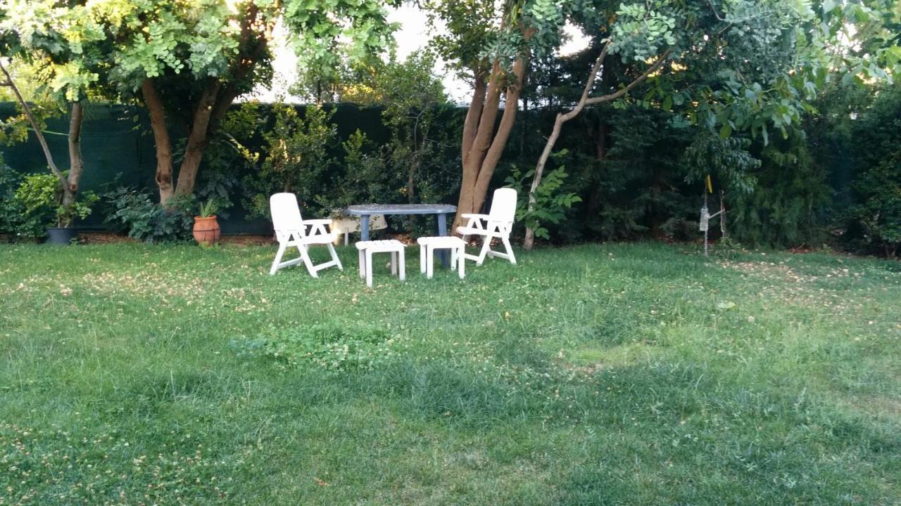 Lovely 2-Bedroom Apartment At Greek Riviera Vári Esterno foto