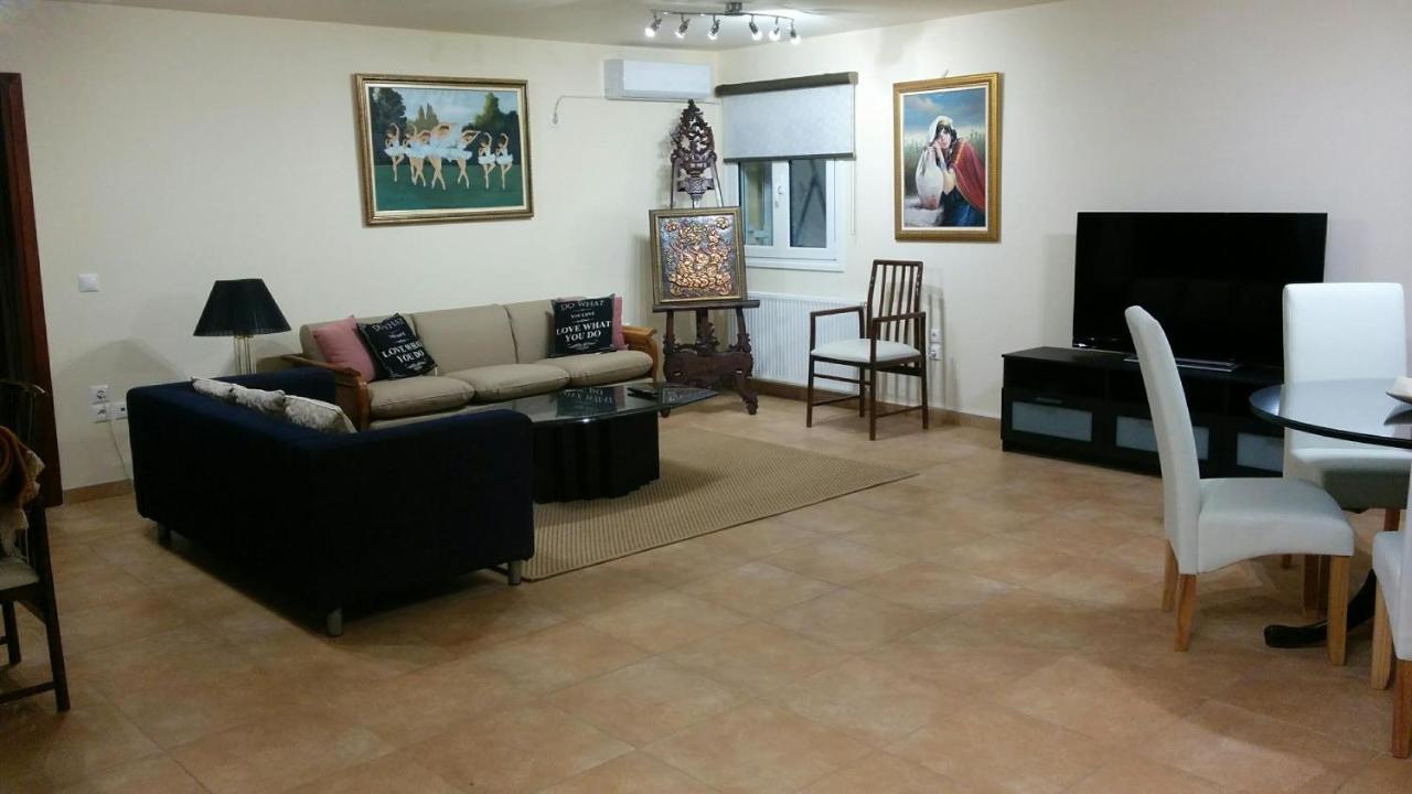 Lovely 2-Bedroom Apartment At Greek Riviera Vári Esterno foto