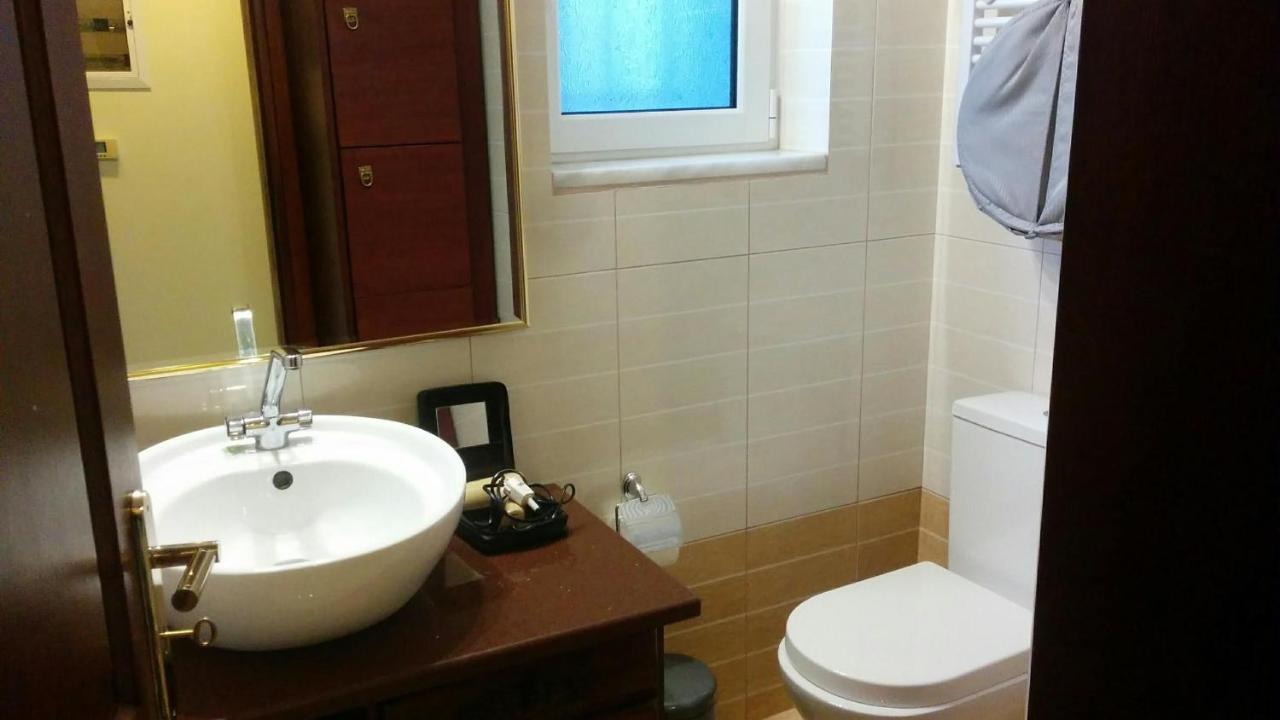 Lovely 2-Bedroom Apartment At Greek Riviera Vári Esterno foto