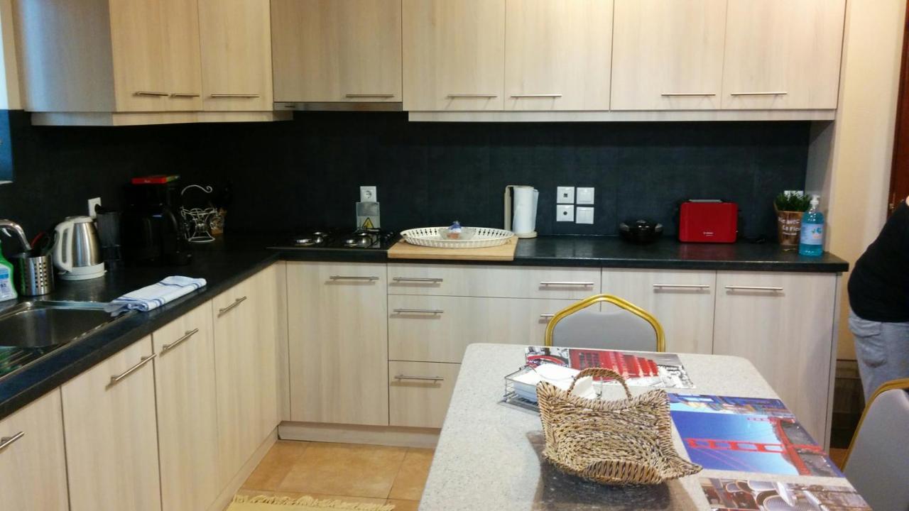 Lovely 2-Bedroom Apartment At Greek Riviera Vári Esterno foto