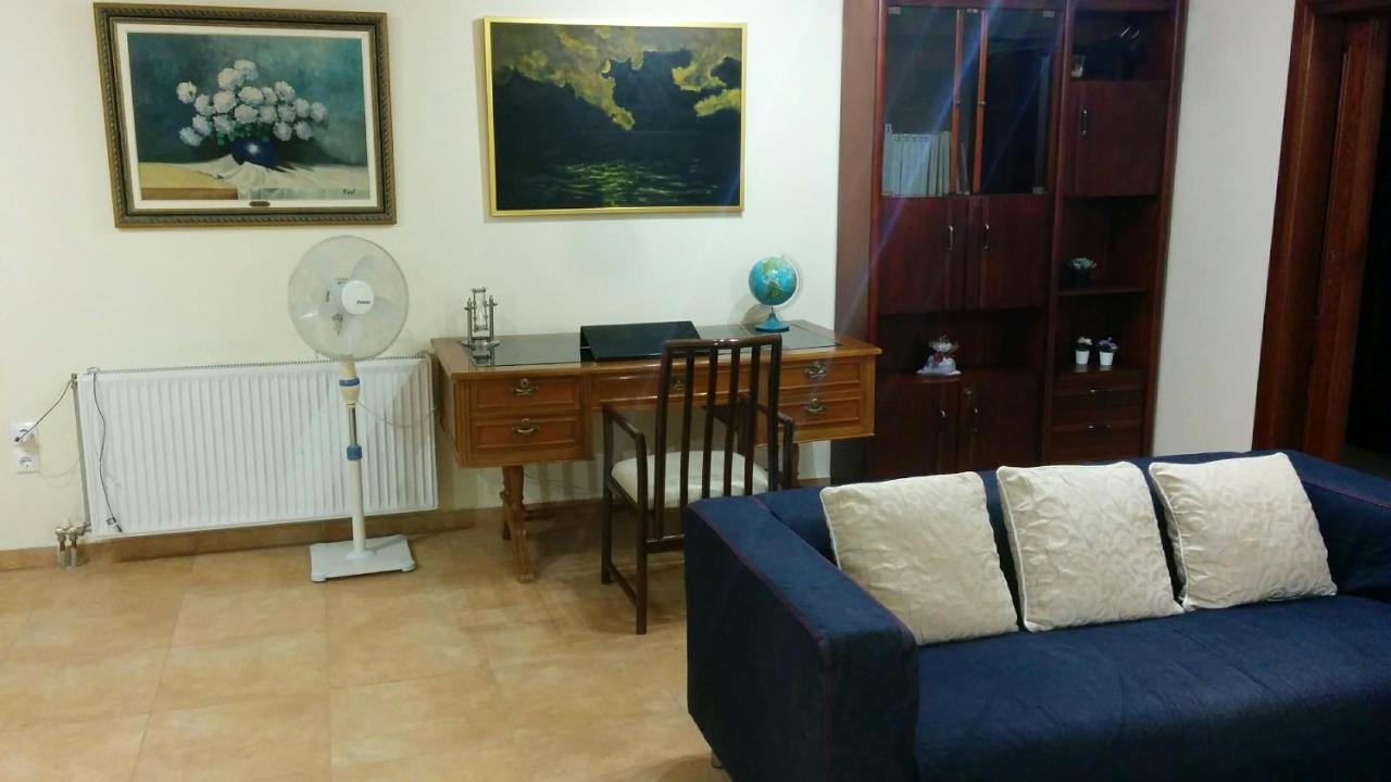 Lovely 2-Bedroom Apartment At Greek Riviera Vári Esterno foto
