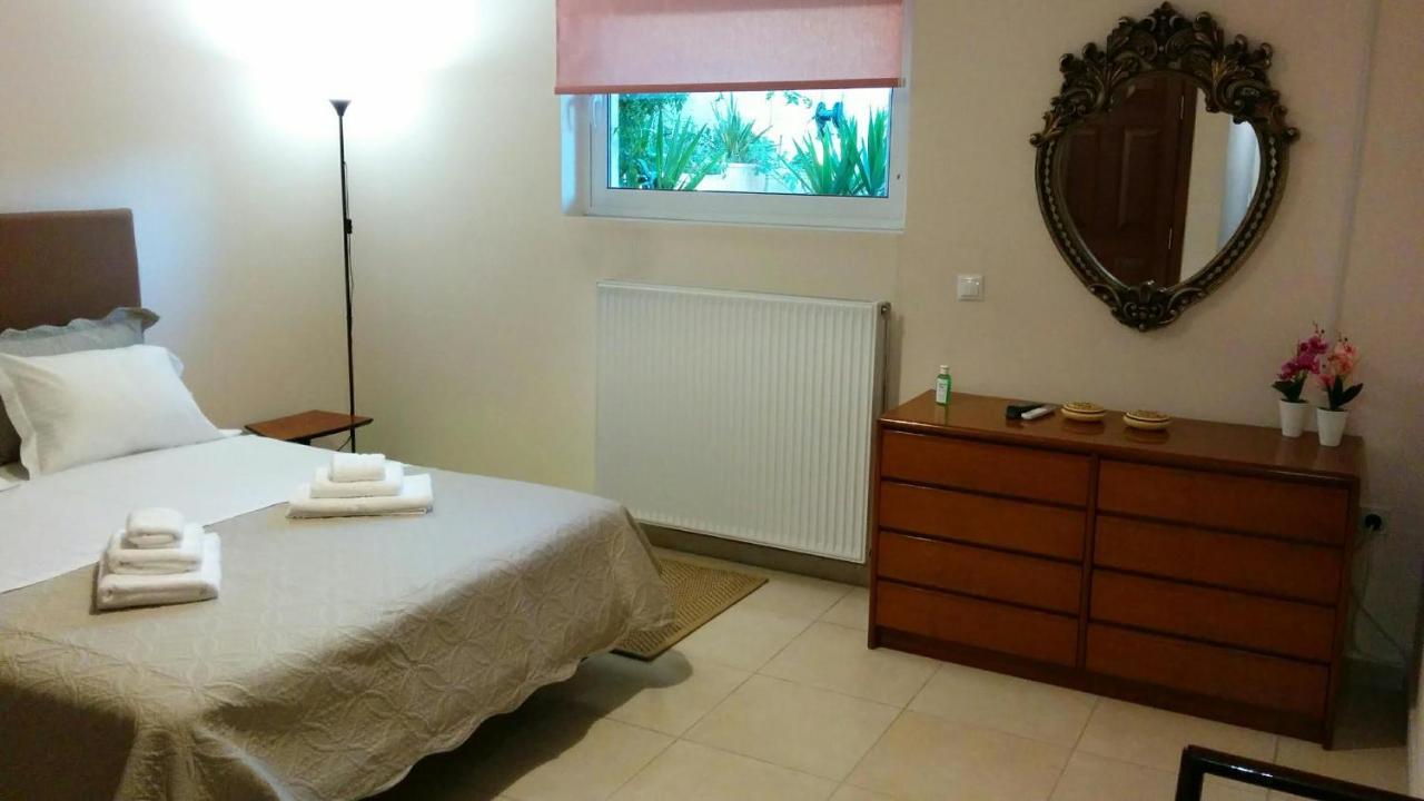 Lovely 2-Bedroom Apartment At Greek Riviera Vári Esterno foto