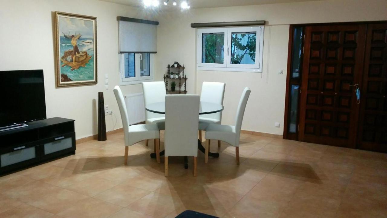 Lovely 2-Bedroom Apartment At Greek Riviera Vári Esterno foto