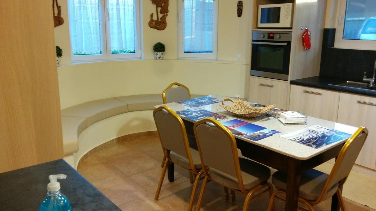 Lovely 2-Bedroom Apartment At Greek Riviera Vári Esterno foto