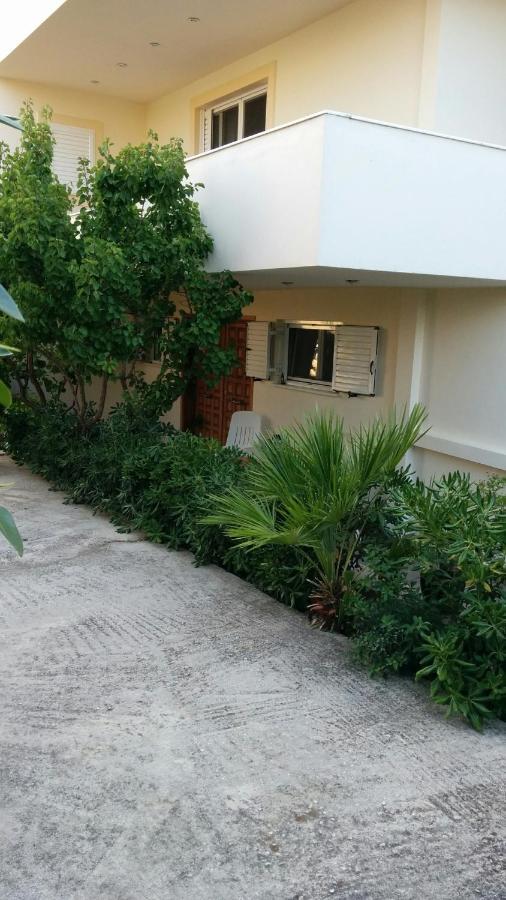 Lovely 2-Bedroom Apartment At Greek Riviera Vári Esterno foto