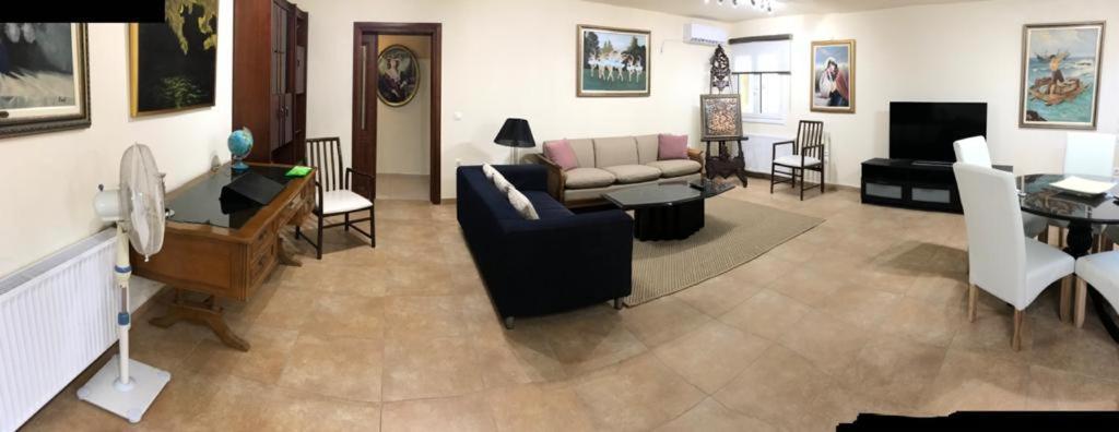 Lovely 2-Bedroom Apartment At Greek Riviera Vári Esterno foto