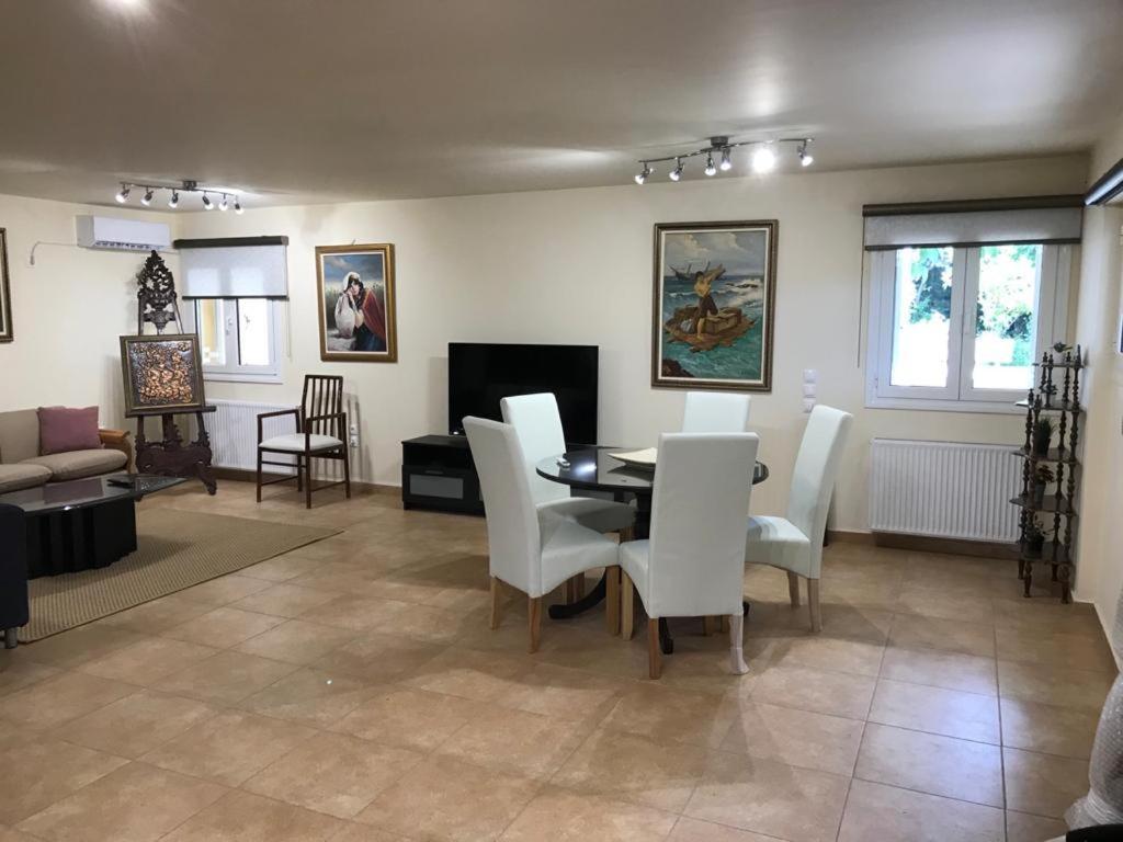 Lovely 2-Bedroom Apartment At Greek Riviera Vári Esterno foto